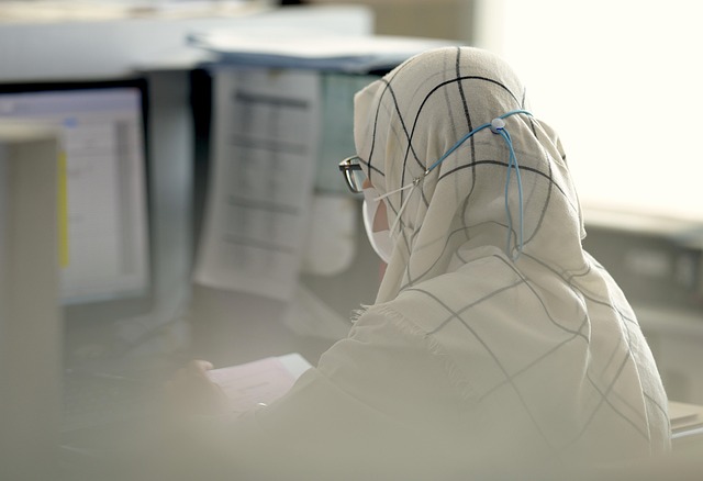 Awas! Remaja Muslim Terancam 'Toxic Content': Ini Cara Islam Membentengi Akhlak & Digital Wellbeing Mereka!